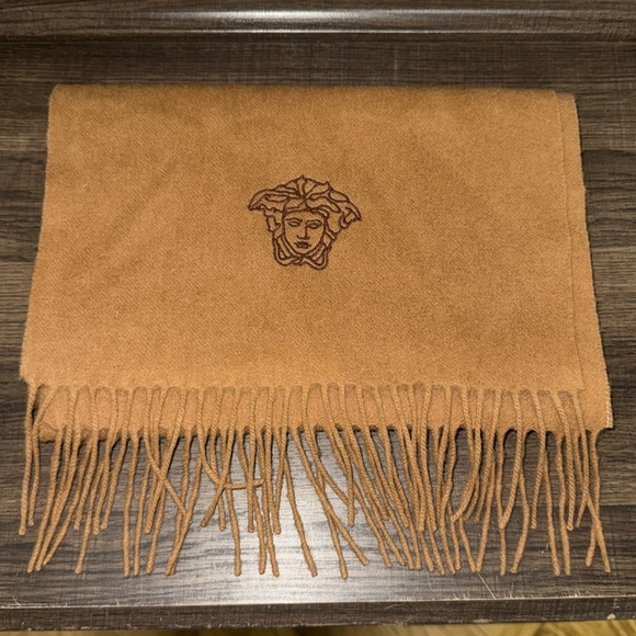 Authentic Versace 100% Italian wool scarf - Picture 1 of 4